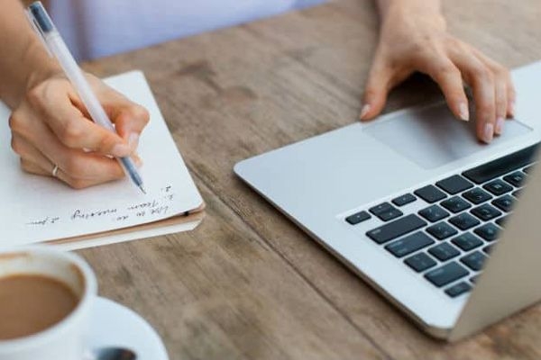 متن انگلیسی رو به فارسی روان ترجمه کنم و متن فارسی رو به انگلیسی دقیق تبدیل کنم