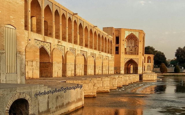 عکس های شما رو از لحاظ رنگ و نور ادیت کنم و حتی بک گراند رو عوض کنم