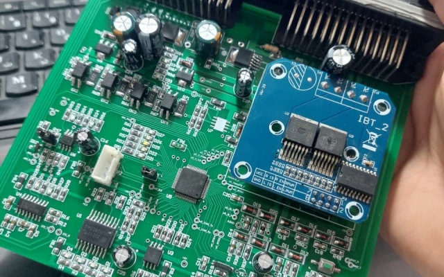 طراحی شماتیک  و PCB مدار های الکترونیکی انجام بدم