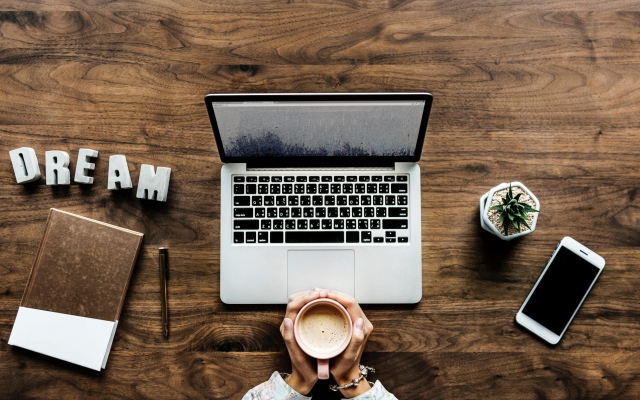 کتاب، نوشته ها و مقالات رو از انگلیسی به فارسی ترجمه کنم.