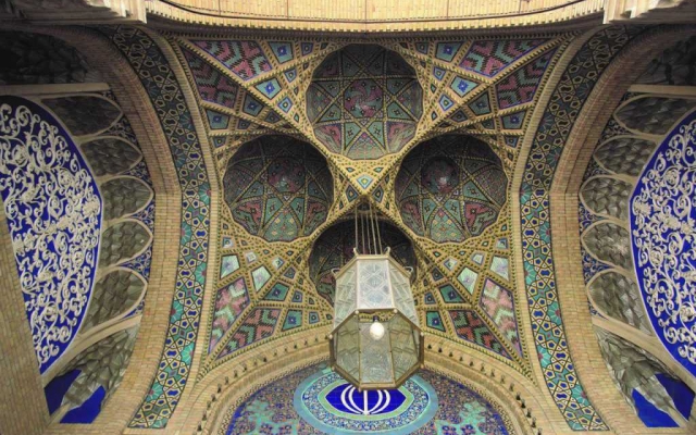 پروژه های مدلسازی پارامتریک و طراحی سه بعدی و رندرینگ  را انجام دهم.