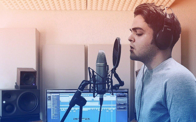 متن دلخواه شمارو با صدای عالی و با کیفیت استودیویی ضبط کنم