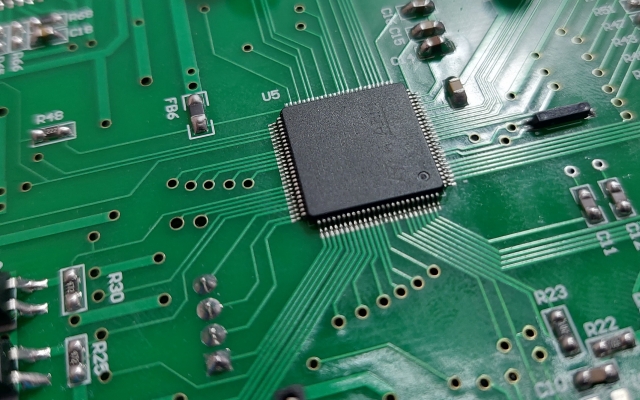 طراحی شماتیک  و PCB مدار های الکترونیکی انجام بدم