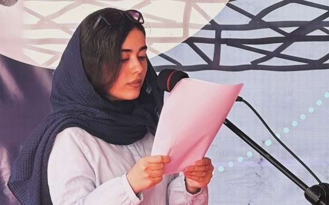 گویندگی مربوط به نریشن، تیزرهای تبلیغاتی و کتاب صوتی برای شما عزیزان انجام بدم.