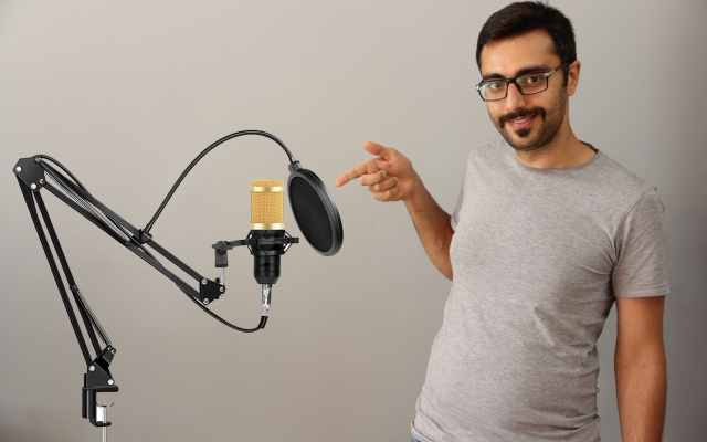 با صدای گرم و دلنشین خودم گویندگی نریشن، پادکست، کتاب صوتی را انجام بدم