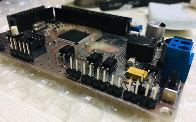 برنامه نویسی میکروکنترلر های ARM و AVR را  انجام دهم