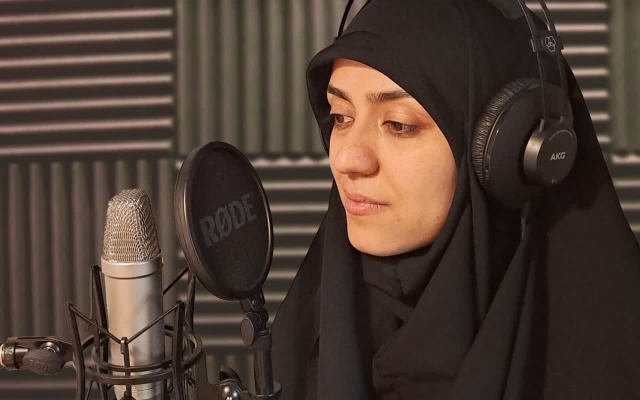 مشتاقانه گویندگی؛ نریشن، پادکست، کتاب و تلفن گویا را در استدیو  انجام بدهم.
